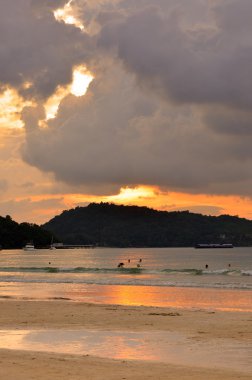 gün batımında patong beach, phuket, Tayland