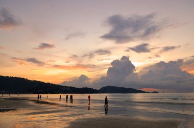 gün batımında patong beach, phuket, Tayland