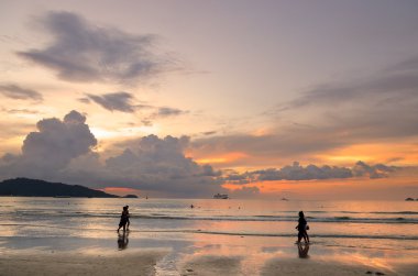 gün batımında patong beach, phuket, Tayland