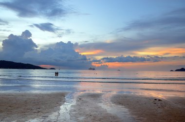gün batımında patong beach, phuket, Tayland