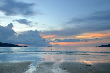 gün batımında patong beach, phuket, Tayland