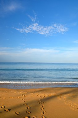 Mai khao beach, Phuket, Thailan, mavi gökyüzü ile güzel bir plaj