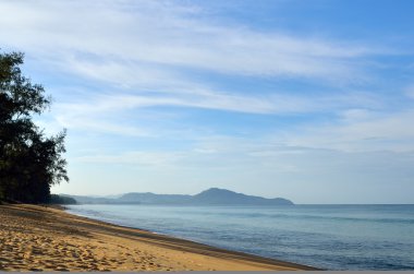 Mai khao beach, Phuket, Thailan, mavi gökyüzü ile güzel bir plaj