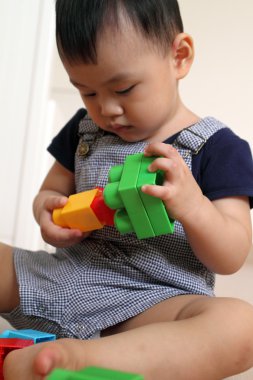 Küçük bir çocuk yapı taşları istifleme