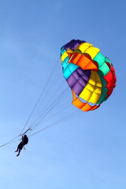Bir tekne ile çekme bir deniz üzerinde paraşütle atlama, stok görüntü