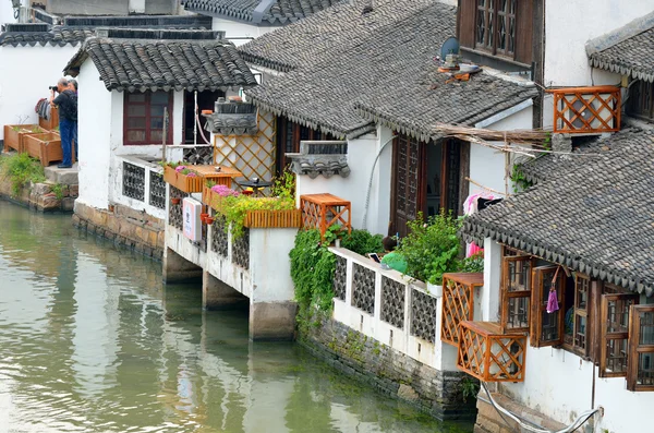 Vecchio villaggio lungo il fiume a Shanghai con la barca — Foto Stock