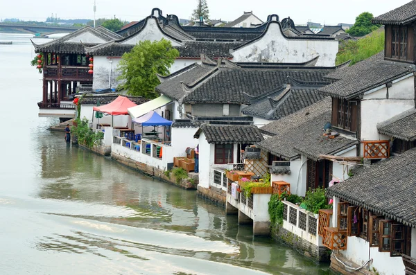 Antiguo pueblo por río en Shanghai con barco — Foto de Stock