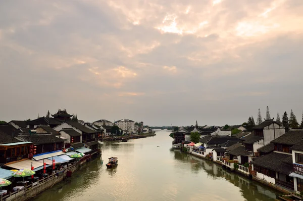 A régi falu folyón a Shanghai hajóval — Stock Fotó