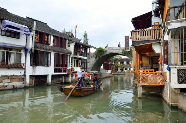 Oude dorp door rivier in shanghai met boot — Stockfoto