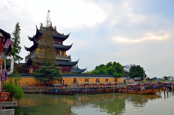 Altes Dorf am Fluss in Shanghai mit Boot — Stockfoto