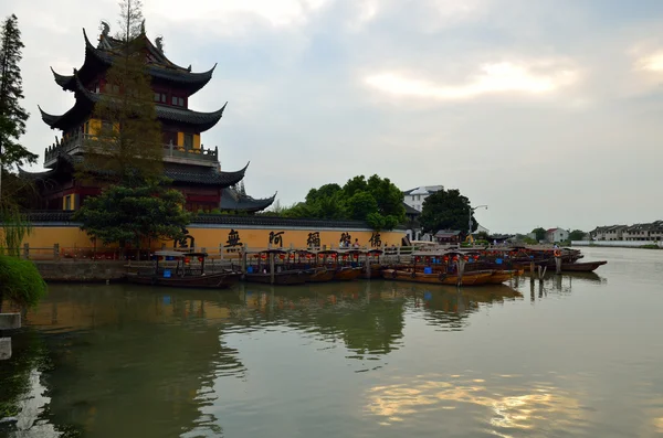 Antiguo pueblo por río en Shanghai con barco —  Fotos de Stock