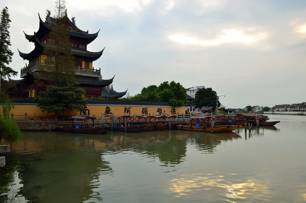 Vecchio villaggio lungo il fiume a Shanghai con la barca — Foto Stock