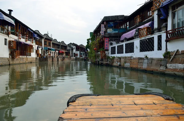 Antiguo pueblo por río en Shanghai con barco —  Fotos de Stock