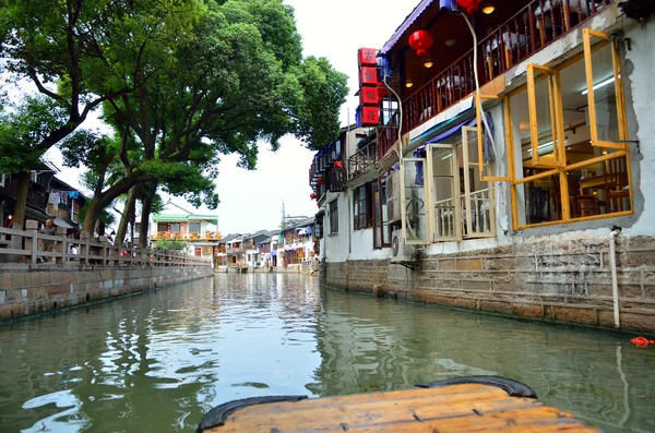 Vecchio villaggio lungo il fiume a Shanghai con la barca — Foto Stock