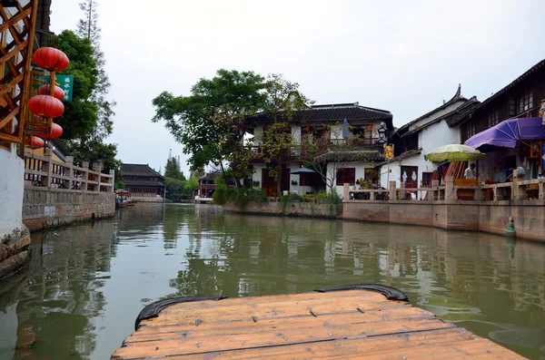 Vecchio villaggio lungo il fiume a Shanghai con la barca — Foto Stock