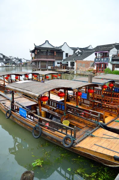 Antiguo pueblo por río en Shanghai con barco —  Fotos de Stock