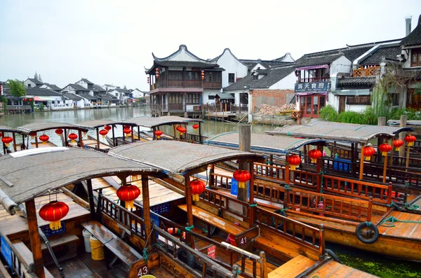 Oude dorp door rivier in shanghai met boot — Stockfoto