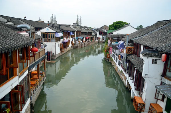 Antiguo pueblo por río en Shanghai con barco —  Fotos de Stock