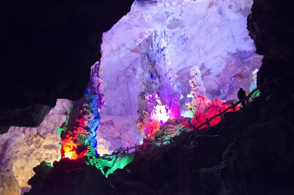 Wunderschön beleuchtete vielfarbige Stalaktiten aus Karst-Schilfrohr-Höhle. Guilin Guangxi China — Stockfoto