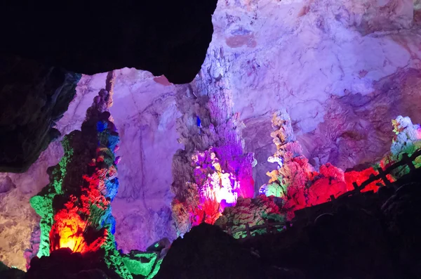 Magnifiques stalactites multicolores illuminées de la grotte de flûte karstique Reed. Guilin Guangxi Chine — Photo