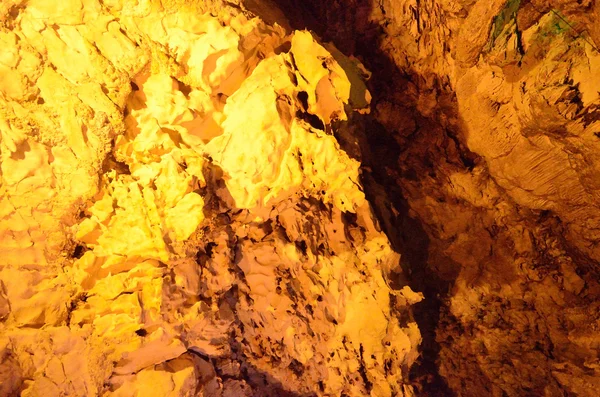 Beautiful illuminated multicolored stalactites from karst Reed Flute cave. Guilin Guangxi China — Zdjęcie stockowe