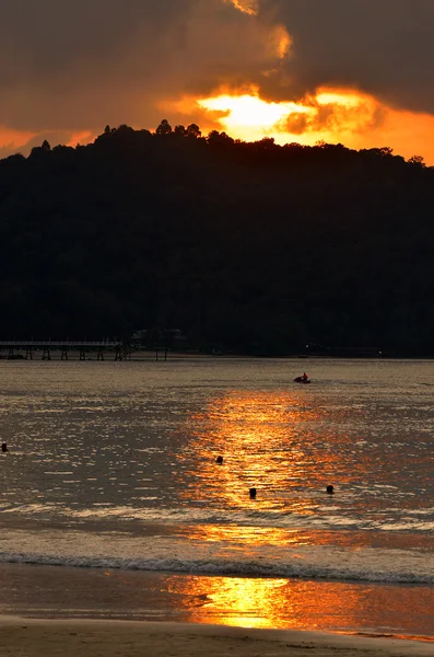 Zachód słońca na plaży patong, phuket, Tajlandia — Zdjęcie stockowe