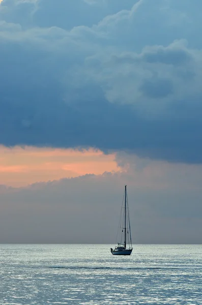 Zonsondergang op het strand van patong, phuket, thailand — Stockfoto