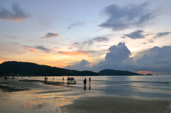 Puesta de sol en la playa de Patong, Phuket, Tailandia —  Fotos de Stock