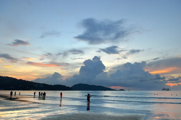 Coucher de soleil sur la plage de Patong, Phuket, Thaïlande — Photo