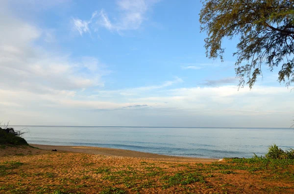 Hermosa playa con cielo azul en la playa de Mai khao, Phuket, Tailandia — Foto de Stock