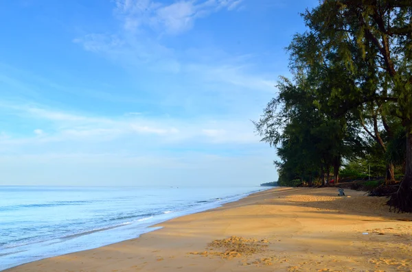 Beautiful beach with blue sky at Mai khao beach, Phuket, Thailan — Stock Photo, Image