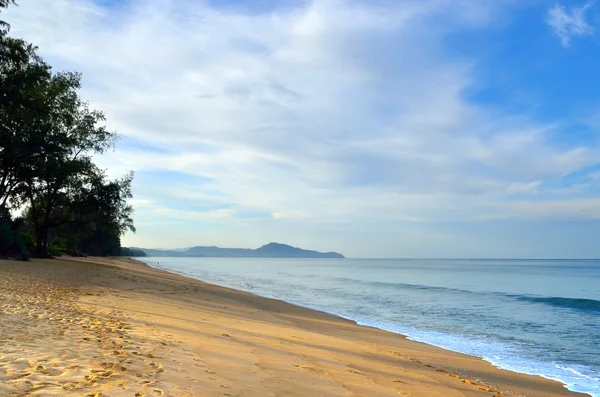 Praia bonita com céu azul na praia de Mai Khao, Phuket, Thailan — Fotografia de Stock