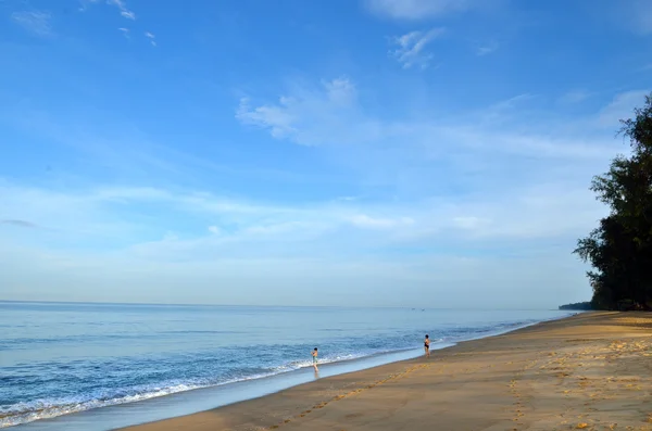 Hermosa playa con cielo azul en la playa de Mai khao, Phuket, Tailandia —  Fotos de Stock