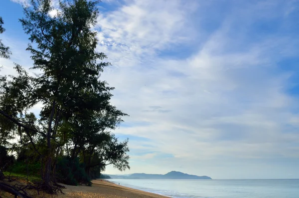 Vacker strand med blå himmel på Mai khao beach, Phuket, Thailan — Stockfoto