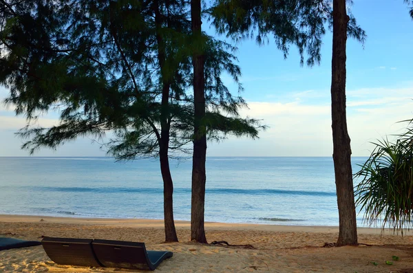 Praia bonita com céu azul na praia de Mai Khao, Phuket, Thailan — Fotografia de Stock