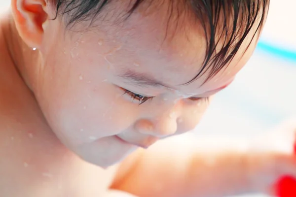 Bambino che gioca nell'acqua — Foto Stock