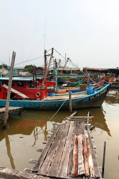 "Colorido barco de pesca chino descansando en un pueblo de pescadores chinos, Sekinchan, Malasia — Foto de Stock