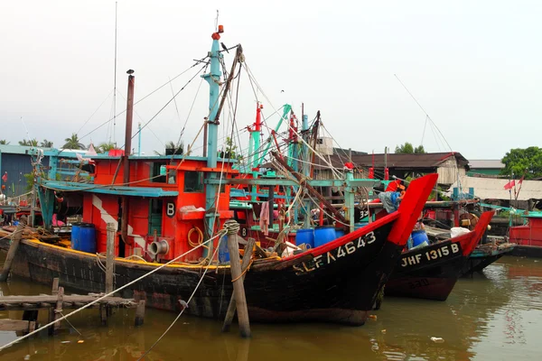 "Colorido barco de pesca chino descansando en un pueblo de pescadores chinos, Sekinchan, Malasia —  Fotos de Stock