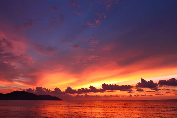 Paisagem marinha dramática ao pôr do sol em Penang, Malaysi — Fotografia de Stock