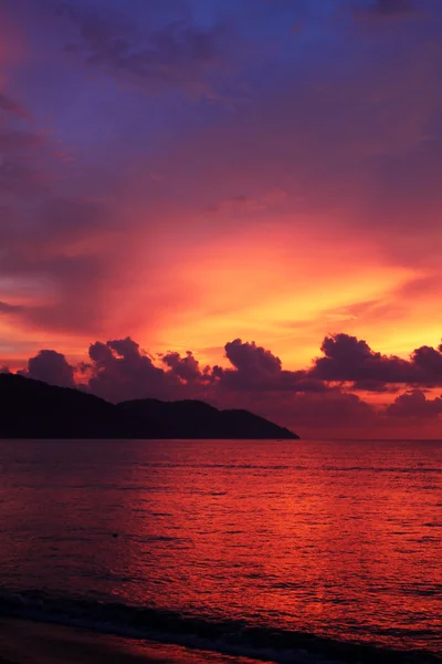 Dramatische Meereslandschaft bei Sonnenuntergang in Penang, Malaysia — Stockfoto