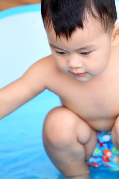 Gyermek játszik a vízben Kira — Stock Fotó