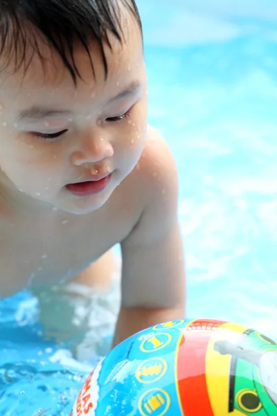 Bambino che gioca nell'acqua — Foto Stock