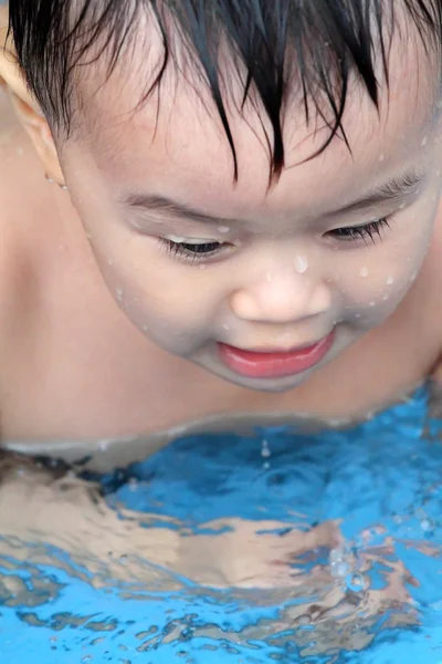Bambino che gioca nell'acqua — Foto Stock