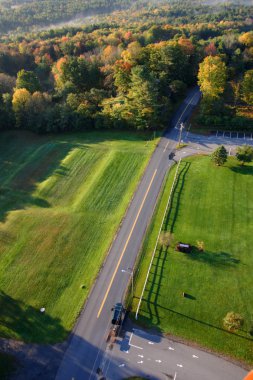 Vermont kırsal üzerinde yüzen bir sıcak hava balonu bir havadan görünümü