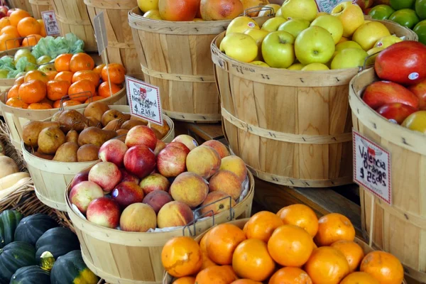 Frutas frescas en un mercado — Foto de Stock