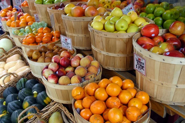 Frutas frescas en un mercado — Foto de Stock