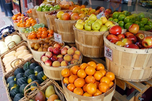시장에서의 신선 한 과일들 — 스톡 사진