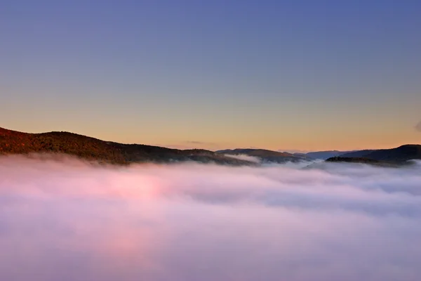 Uma vista aérea de um balão de ar quente flutuando sobre a paisagem de Vermont — Fotografia de Stock