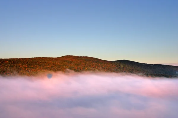 Uma vista aérea de um balão de ar quente flutuando sobre a paisagem de Vermont — Fotografia de Stock