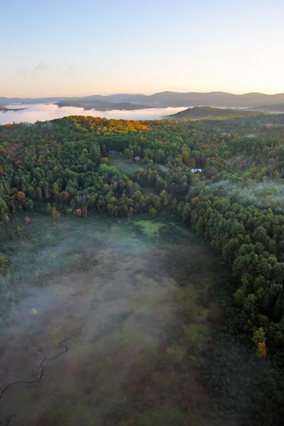 En Flygfoto över en luftballong sväva över landsbygden i Vermont — Stockfoto